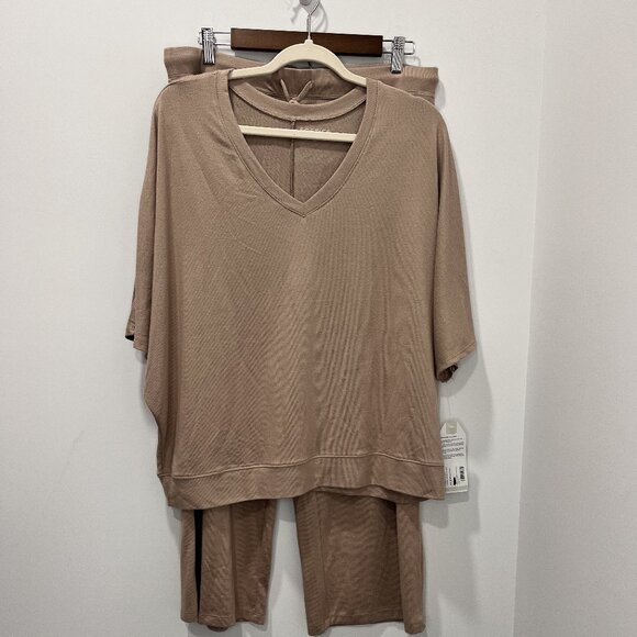 NWT Softies Dream Relaxed V-Neck With Capri Lounge Set Size Large Tan Soft Comfy - Picture 1 of 8
